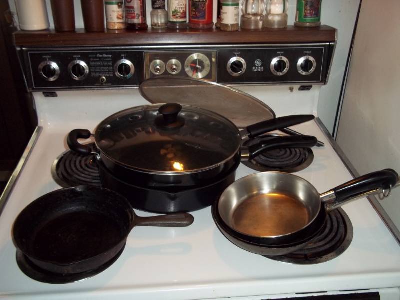 lot 369 image: Small Cast iron fry pan and misc fry pans