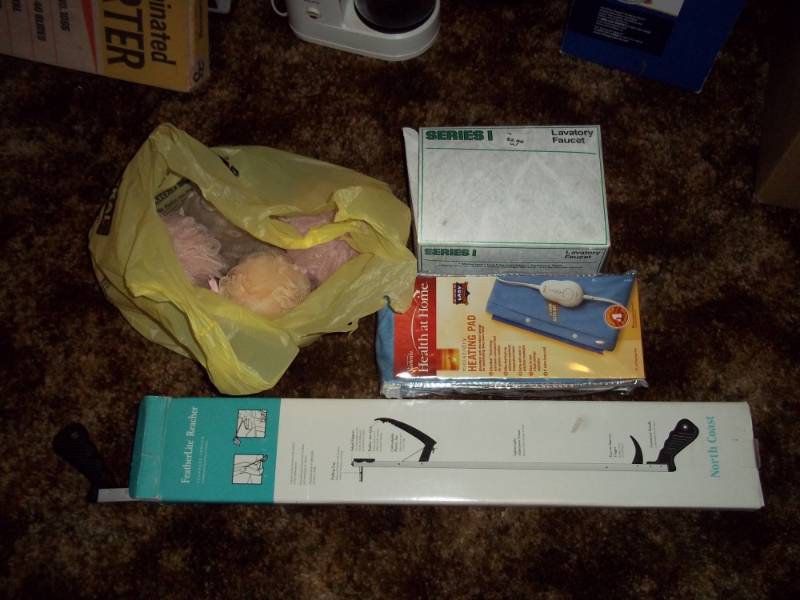 lot 371 image: Grabber, Heating pad, bathroom hardware, scrubbies