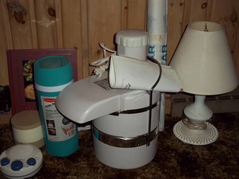 lot 372 image: Table lamp, thermos, Juicer, etc