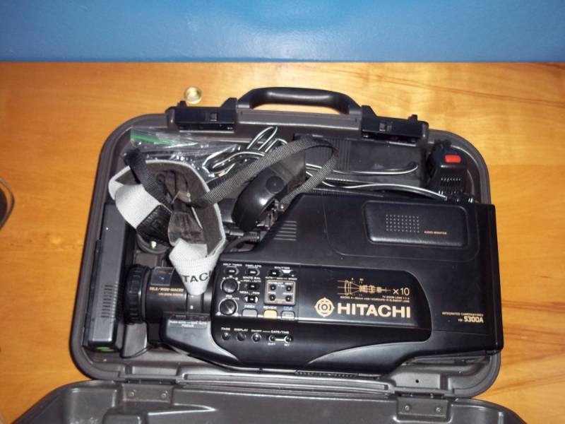 lot 401 image: Hitachi Video camera with case