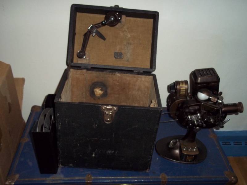 lot 414 image: Sakupascope 16mm Projector