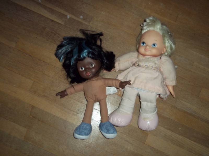 lot 423 image: 2 Dolls