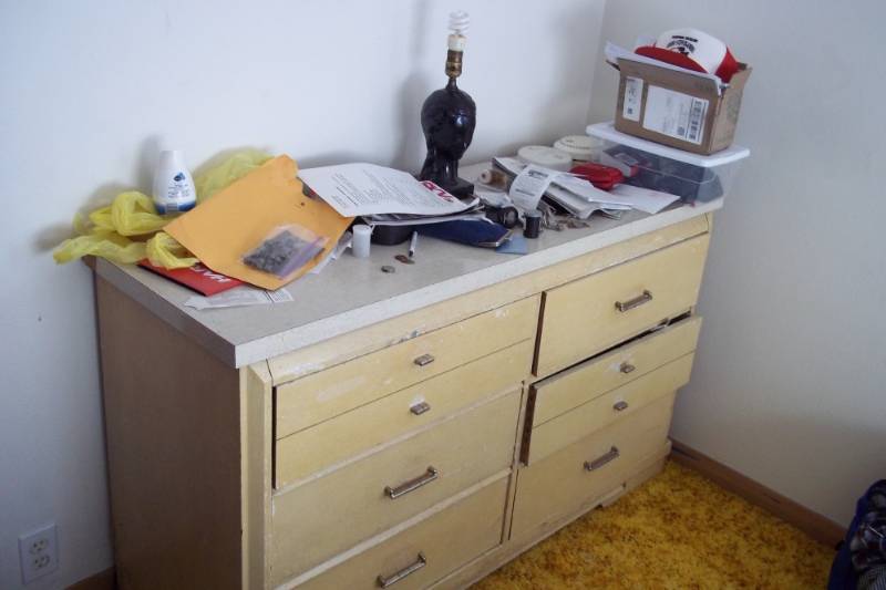 lot 424 image: Dresser with lamp other contents not included