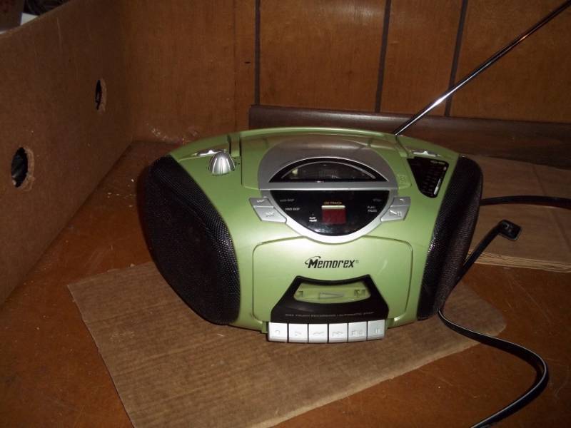 lot 437 image: Memorex boom box