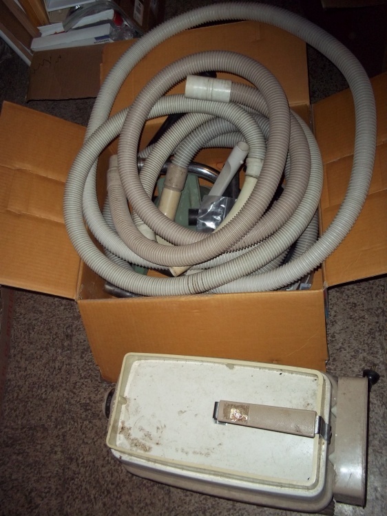 lot 440 image: Vacuum with box of hoses and attachments