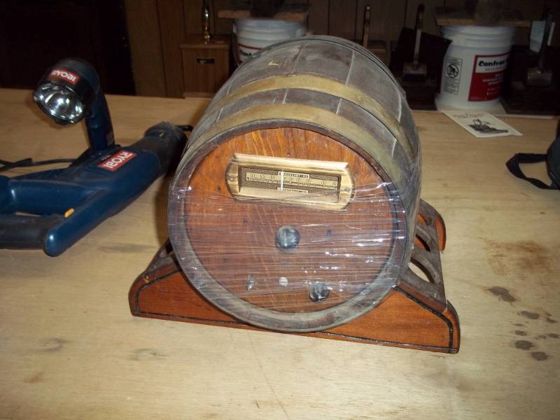 lot 442 image: Barrel Radio