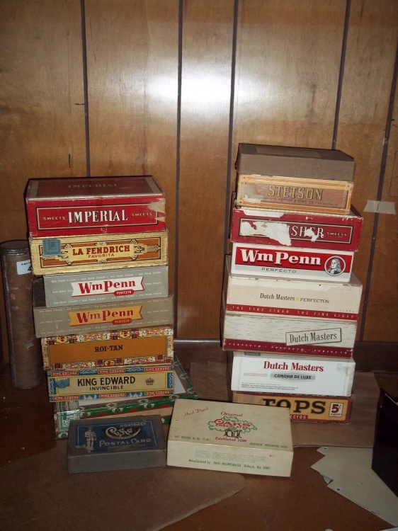 lot 448 image: Large lot of cigar boxes
