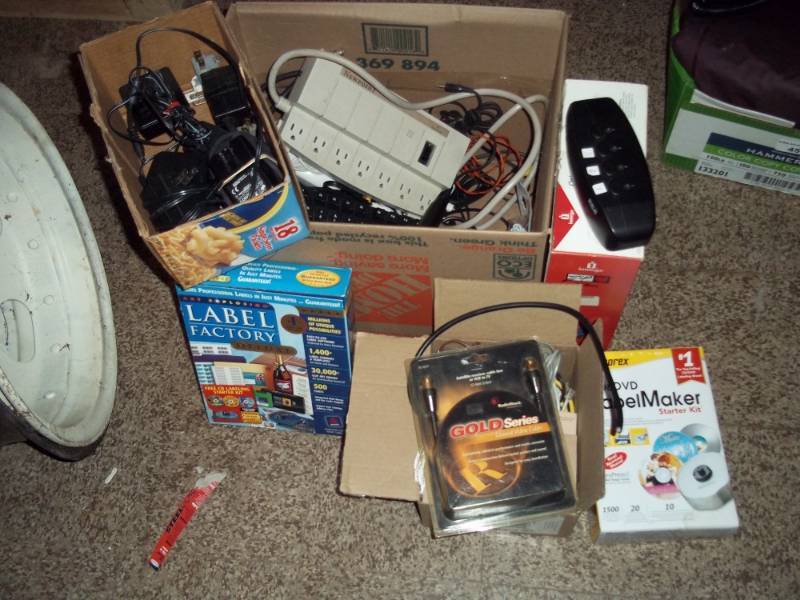 lot 452 image: Computer cables, keyboard, video cable, etc