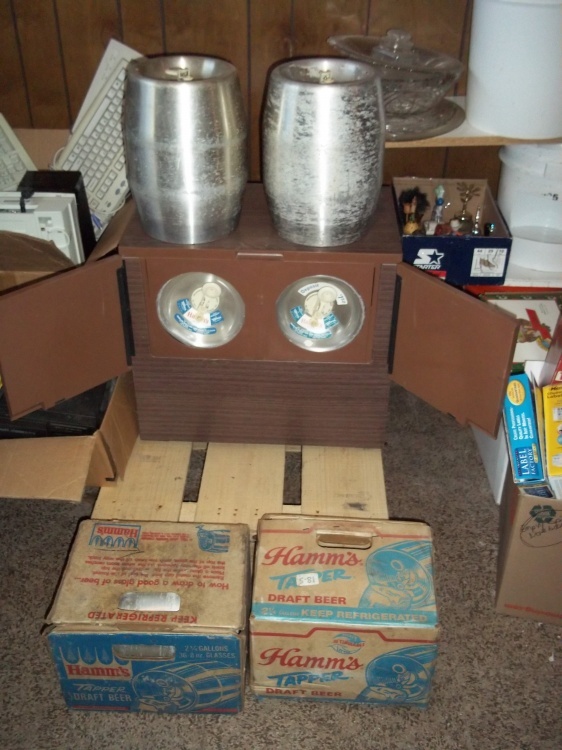 lot 454 image: Pony keg cooler with 6 pony kegs, 4 are Hamms kegs