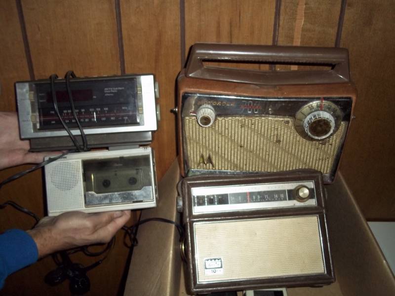 lot 457 image: Box of vintage portable radios