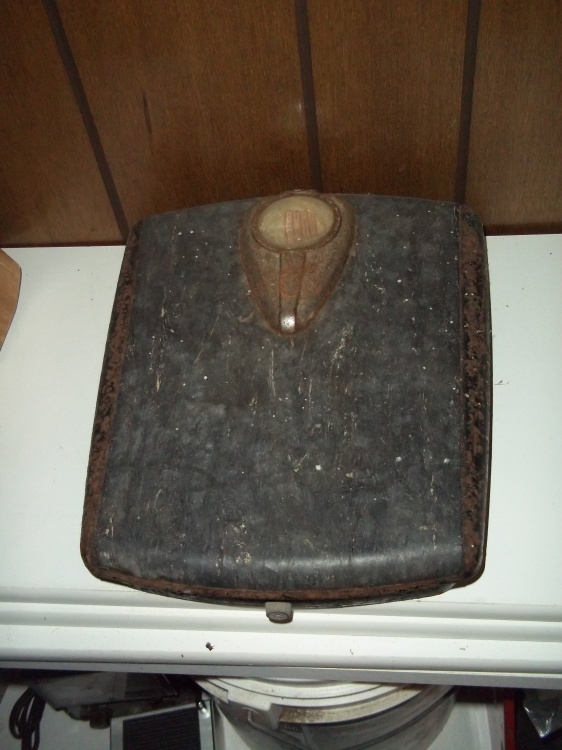 lot 462 image: Antique bathroom scale