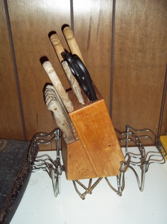 lot 463 image: Casserole holder - Knife holder with knives