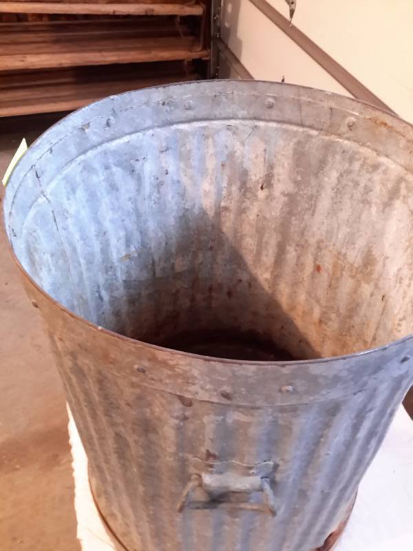 lot 21 image: Heavy Duty Galavnized Garbage Can