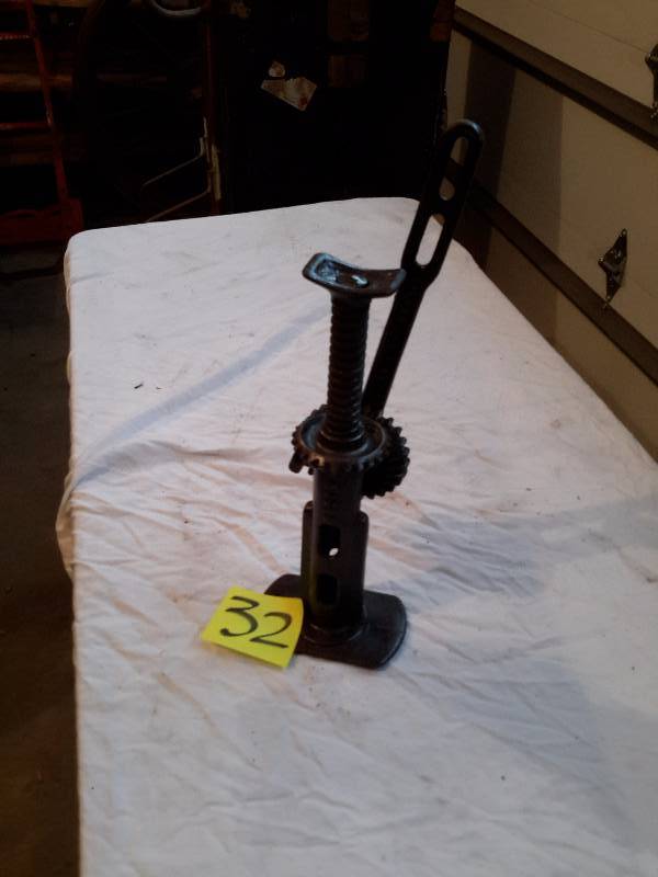 lot 32 image: Model T Jack.. Pratt Co.. Chicago Ill