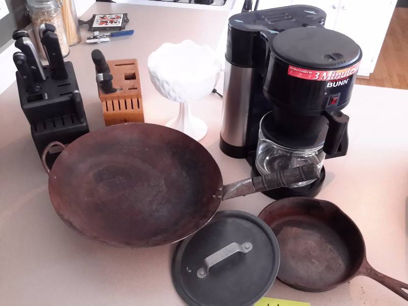 lot 40 image: Bunn Coffee Maker.. Wok, small Cast Frying pan, partial knife setsblocks, pedestal dish