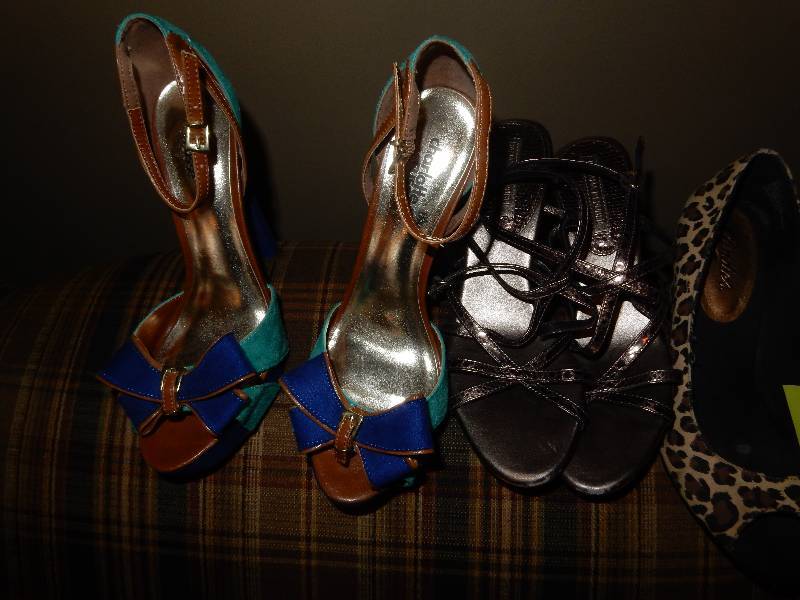 lot 64 image: Misc. Womens Shoes, Slippers and boots.. Pair of womens running shoes.. Size 8