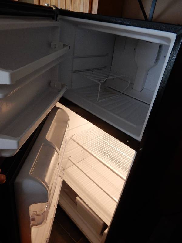 lot 70 image: Kenmore Refrigerator Freezer