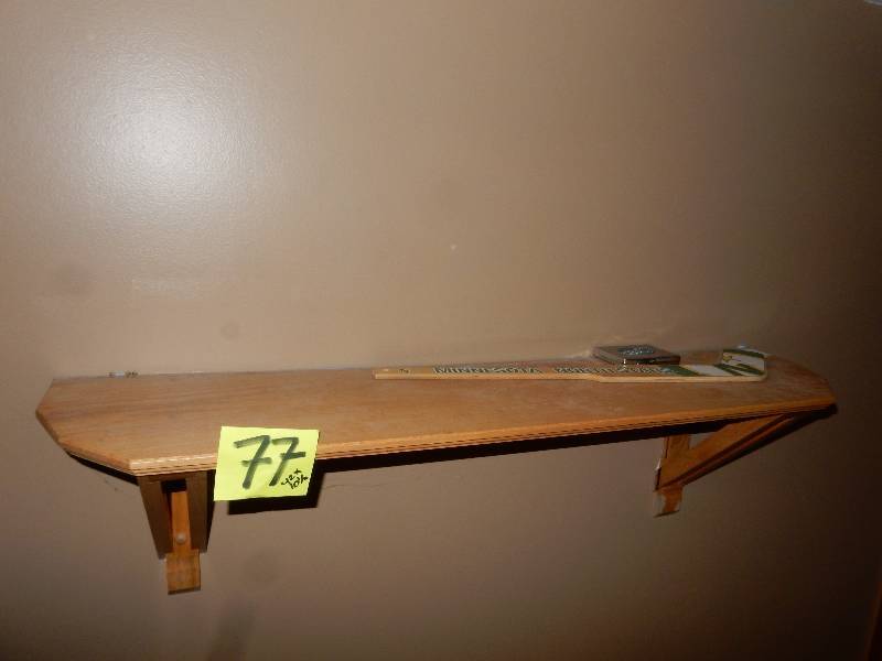 lot 77 image: Oak Shelf.. 42in x 10 12 in d