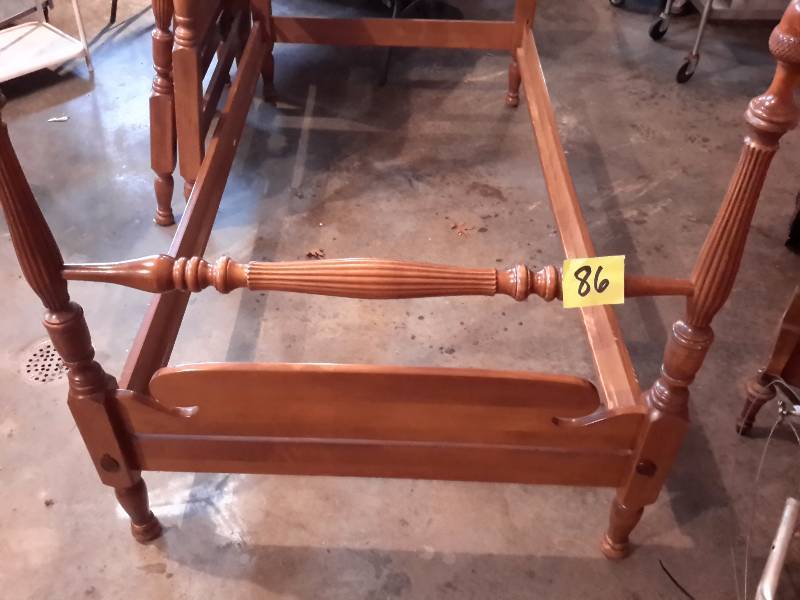 lot 86 image: 2 Maple Ethan Allen Twin Post Beds.