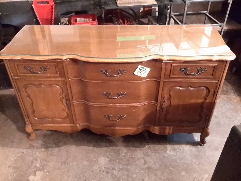 lot 90 image: Nice credenza breakfront with drawers and cabinets.. Excellent shape