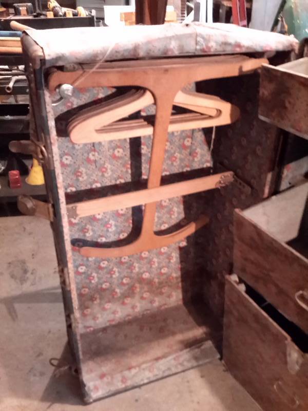lot 82 image: Wardrobe Lockable Storage Trunk has a key.
