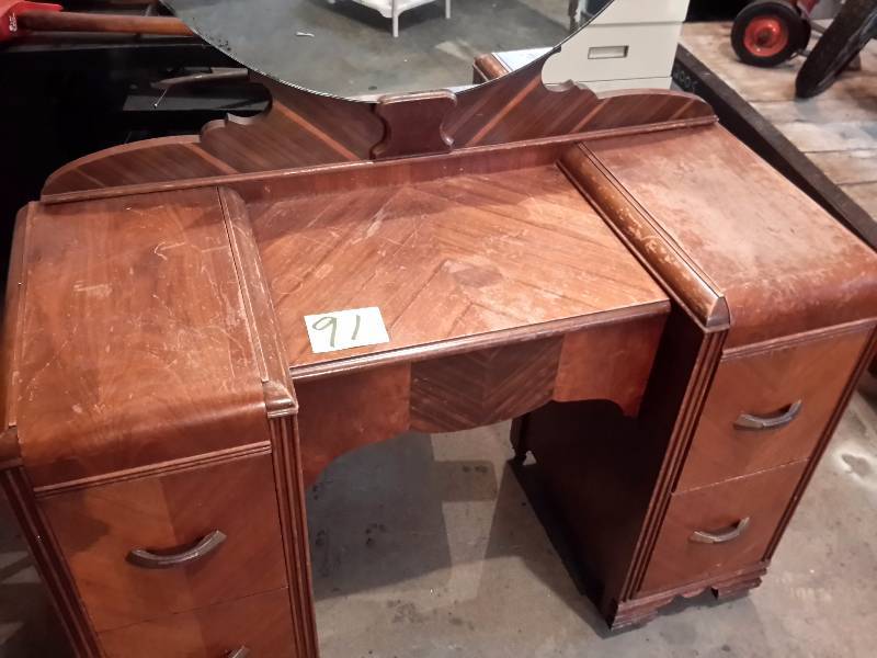lot 91 image: Nice wood dressing table with mirror.  Needs some work on finish, but the wood is in very good shape.. Has WOOD casters