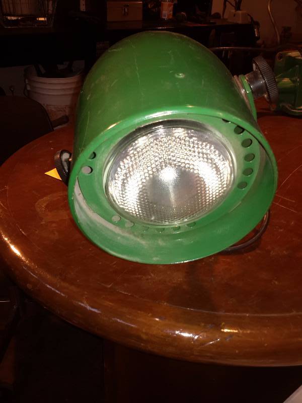 lot 104 image: Folding KELLY loadingdock light.. Tested and works