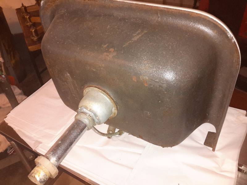 lot 81 image: Kohler, Enamel Farm Sink.. EXCELLENT Shape.. Very heavy