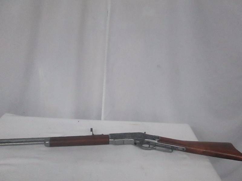 lot 9 image: Denix Replica Winchester 1873 Lever-Action Repeating Rifle - Pewter