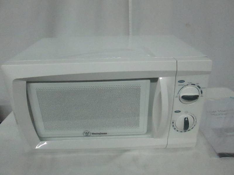 lot 32 image: Westinghouse 600 Watt Countertop 0.6 cu. ft. Microwave