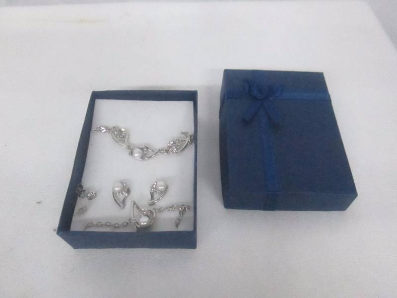 lot 83 image: Pearl & CZ Accent Jewelry Set