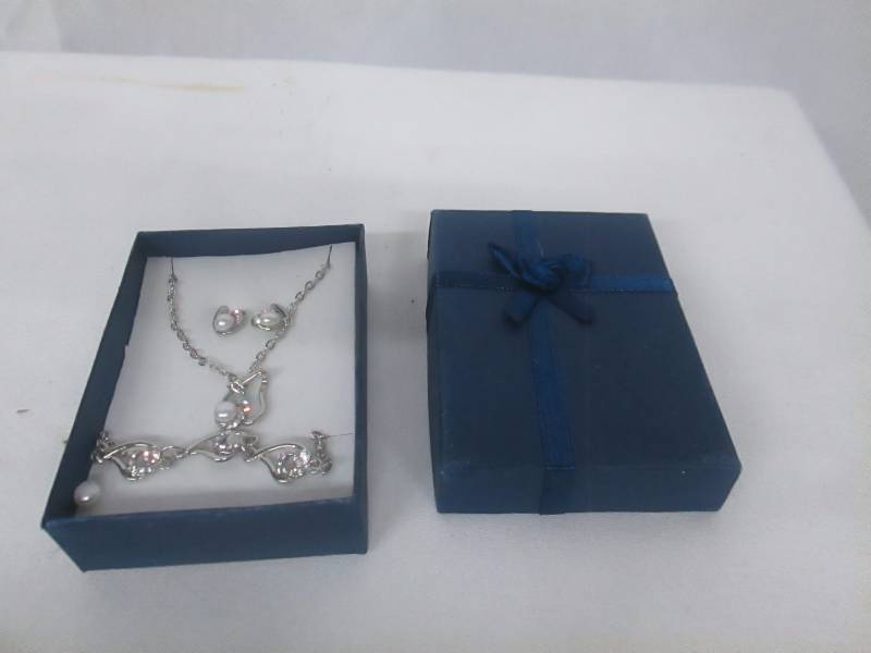 lot 84 image: Pearl & CZ Accent Jewelry Set