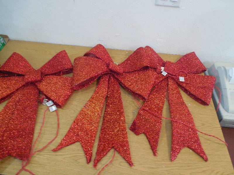 lot 26 image: 3 BIG RED BOWS