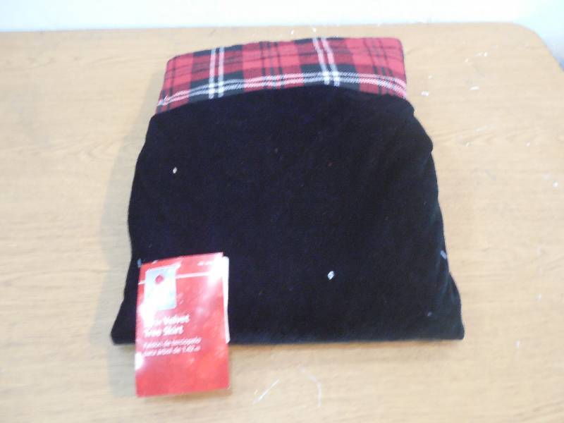lot 27 image: HOME ACCENTS 56 IN VELVET TREE SKIRT