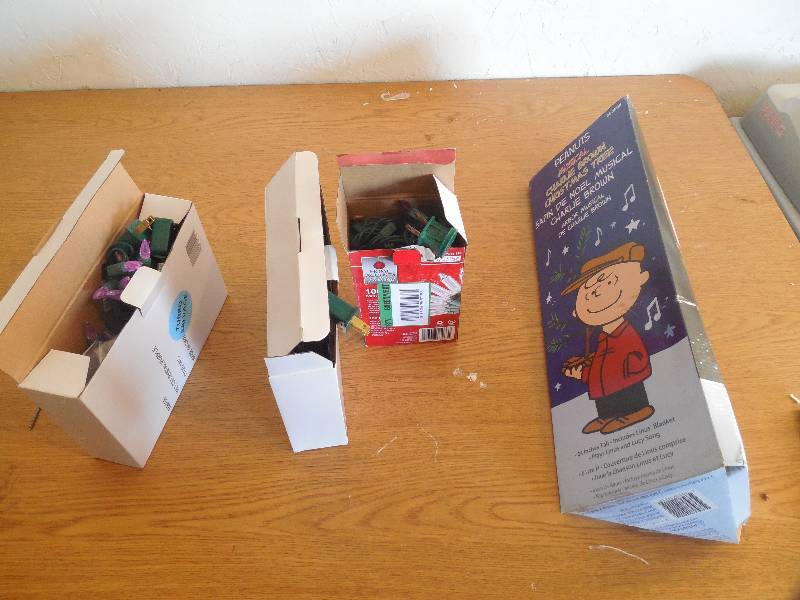 lot 38 image: CHARLIE BROWN TREE & MISC DECOR