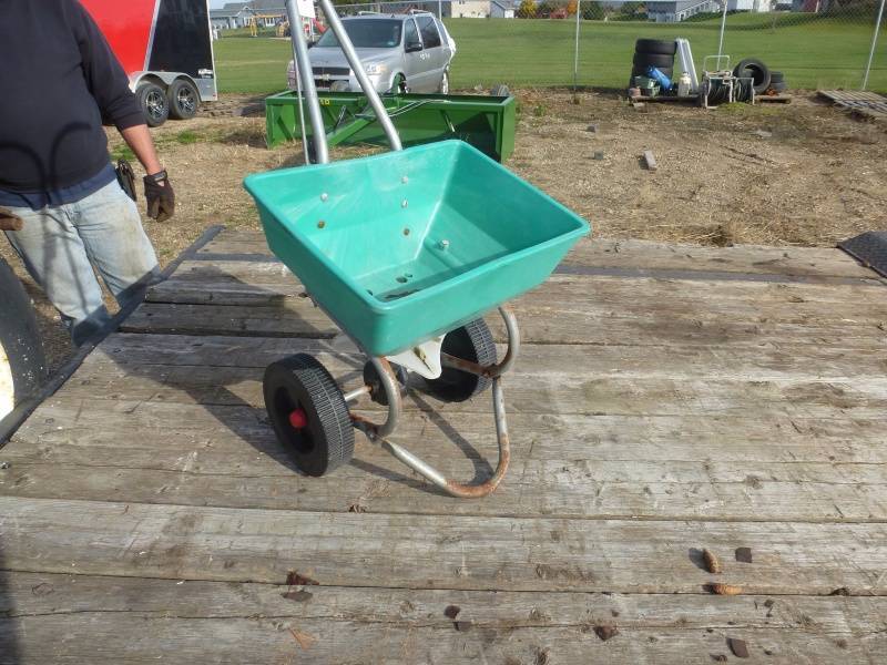 Fertilizer spreader