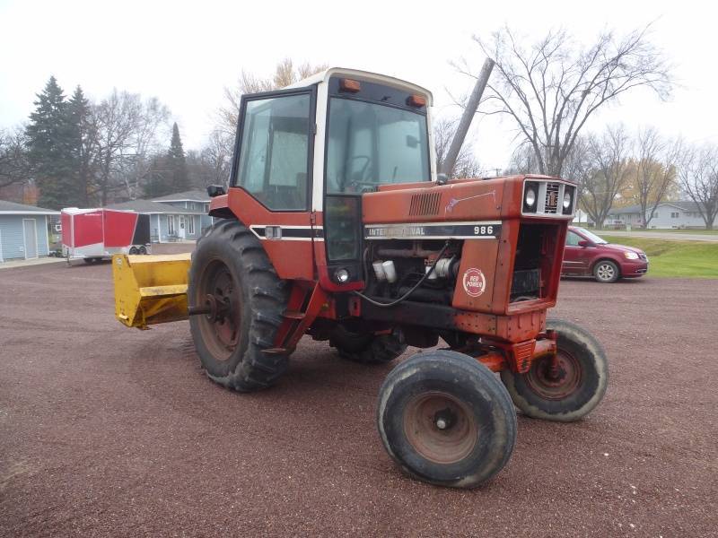International Harvester 986 Tractor