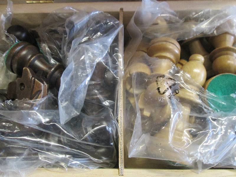 lot 20 image: box of chess pieces ...
