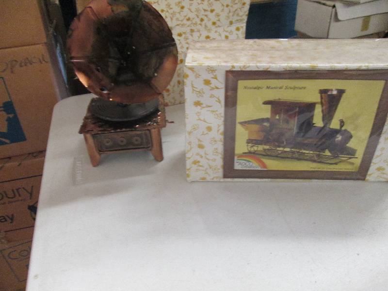 lot 21 image: wind up music pieces ...