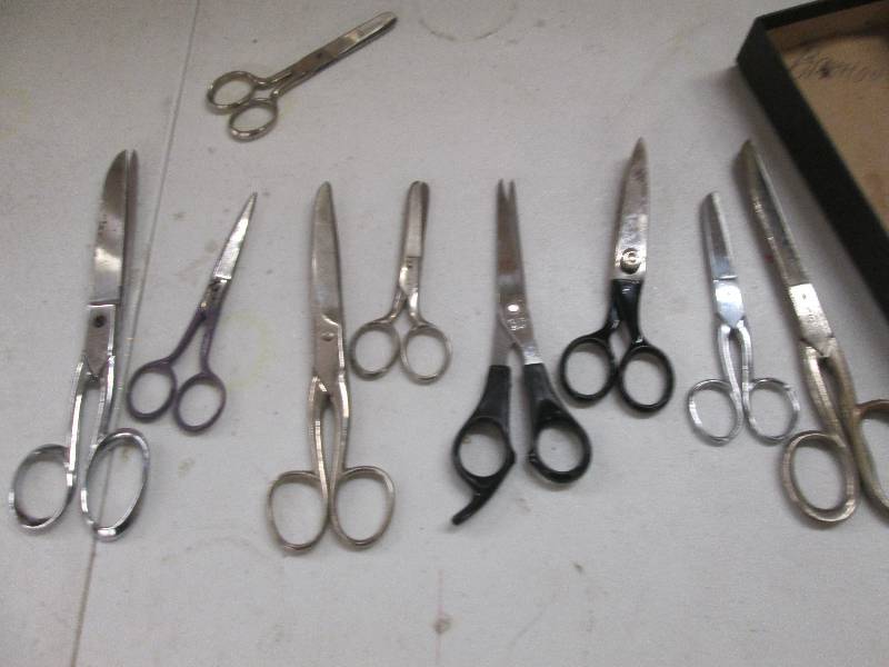 lot 25 image: lot of scissors ...
