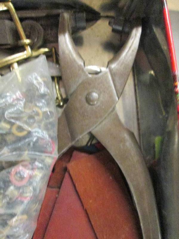 lot 141 image: leather punch and acessorys, black ...