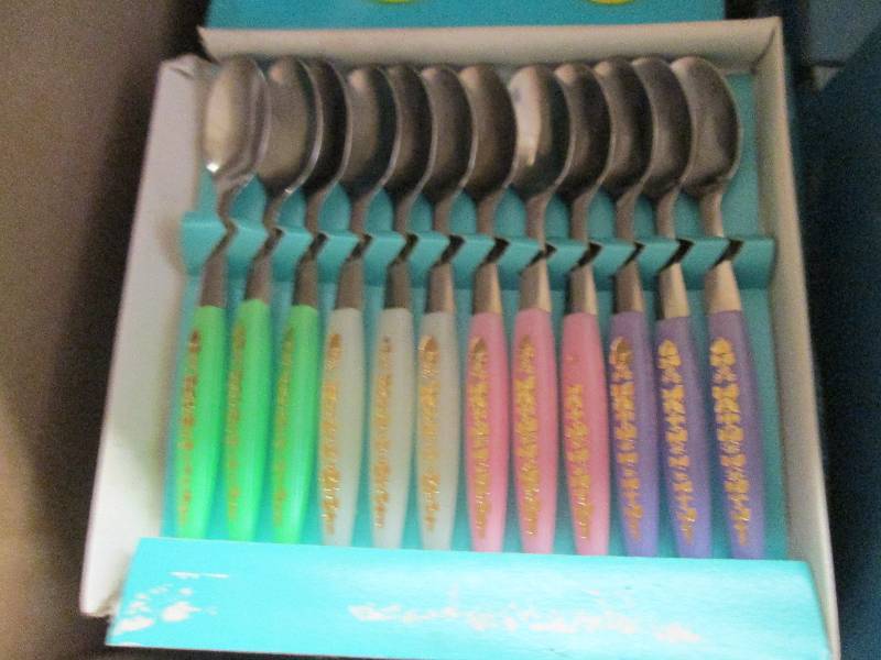 lot 167 image: 29 small spoon sets , 6 bar dice co...