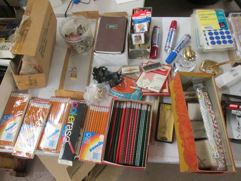 lot 207 image: box of combs never used, timex data...