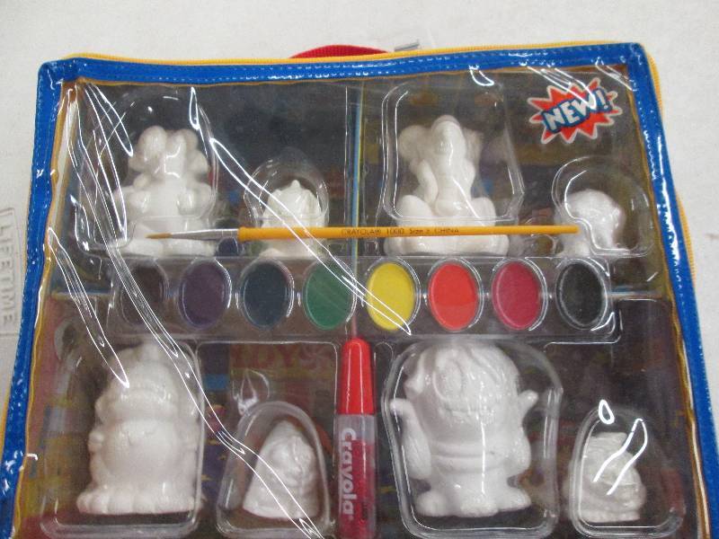 lot 218 image: crayola zoogels mall paintable figu...