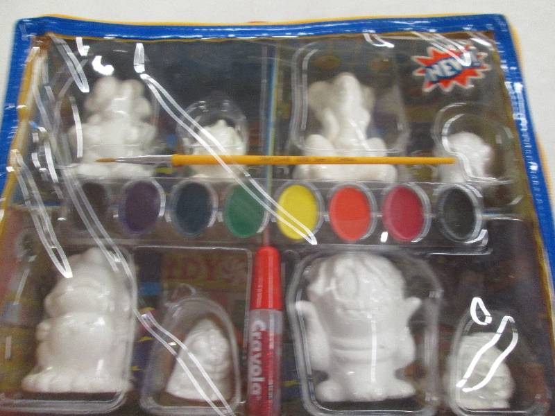 lot 219 image: crayola zoogels mall paintable figu...