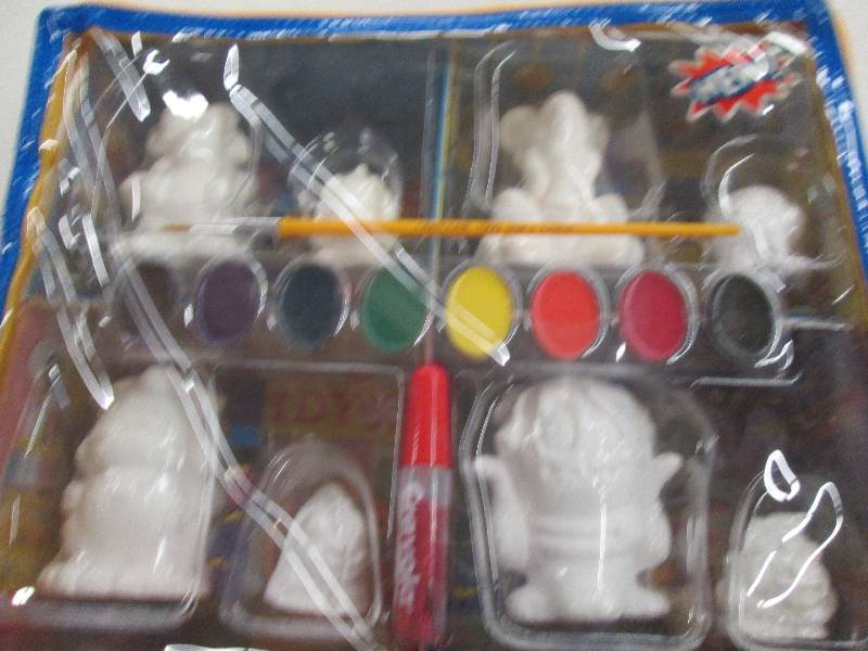 lot 220 image: crayola zoogels mall paintable figu...