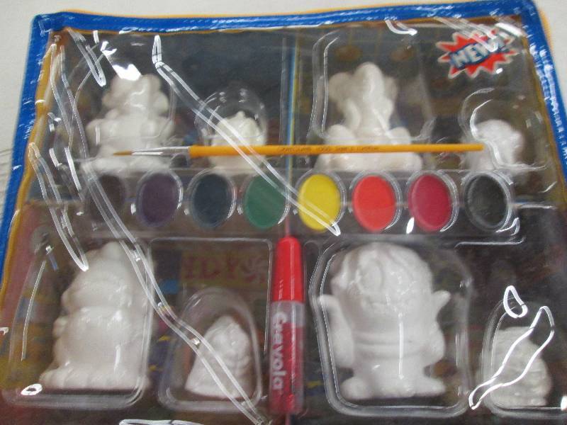 lot 221 image: crayola zoogels mall paintable figu...