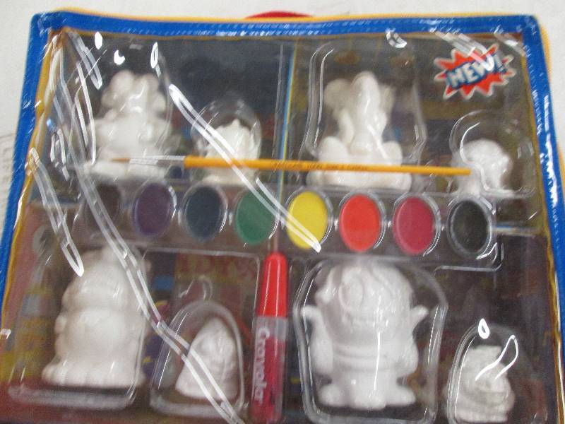 lot 222 image: crayola zoogels mall paintable figu...