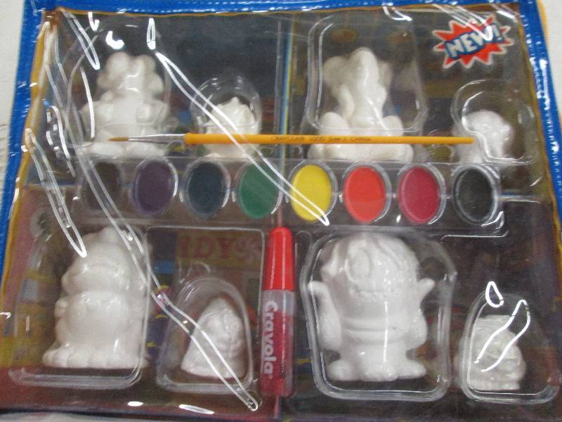 lot 223 image: crayola zoogels mall paintable figu...