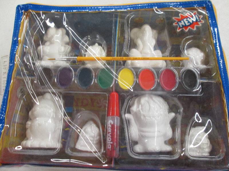 lot 224 image: crayola zoogels mall paintable figu...